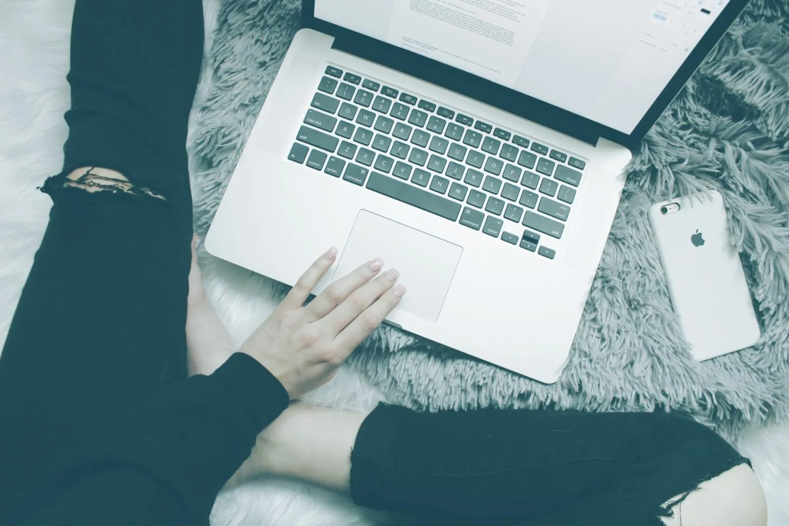 Équipe invest-serarrive au travail sur des rapports financiers